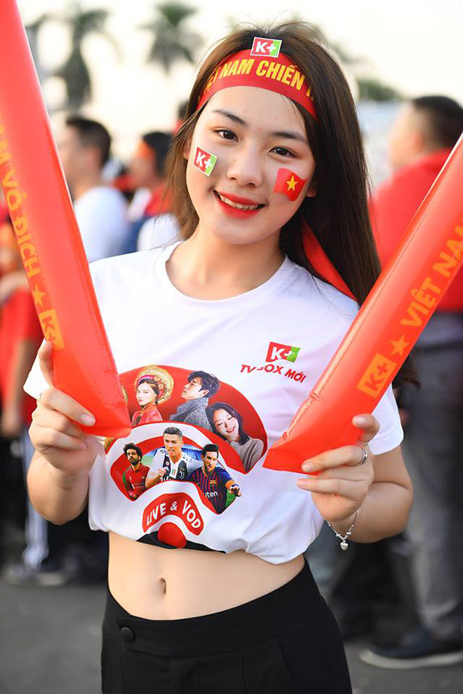 Gái xinh kéo nhau đến SVĐ Mỹ Đình cổ vũ tuyển Việt Nam - 10