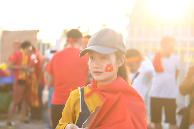 Gái xinh kéo nhau đến SVĐ Mỹ Đình cổ vũ tuyển Việt Nam - 14