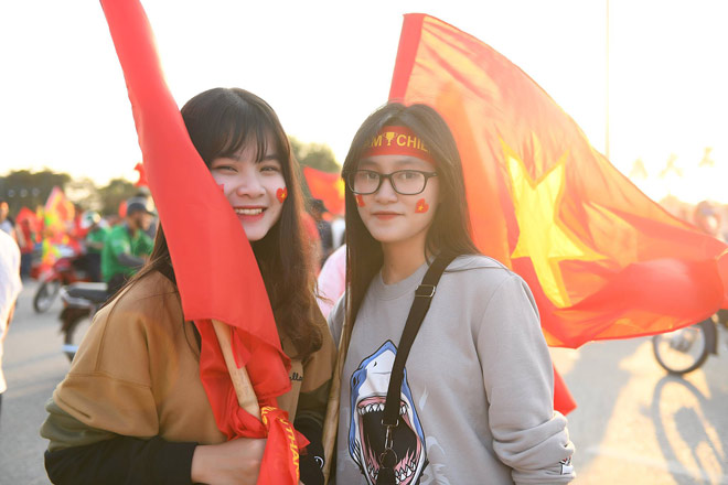 Gái xinh kéo nhau đến SVĐ Mỹ Đình cổ vũ tuyển Việt Nam - 12