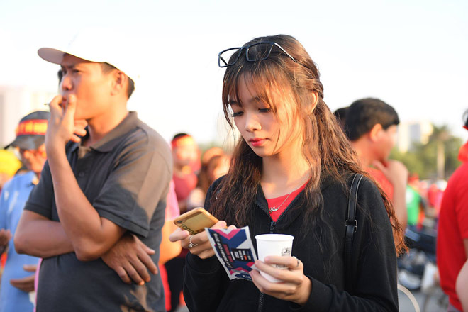 Gái xinh kéo nhau đến SVĐ Mỹ Đình cổ vũ tuyển Việt Nam - 1