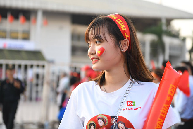 Gái xinh kéo nhau đến SVĐ Mỹ Đình cổ vũ tuyển Việt Nam - 11