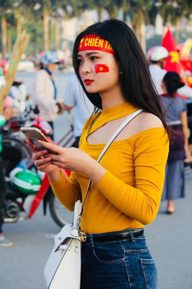 Gái xinh kéo nhau đến SVĐ Mỹ Đình cổ vũ tuyển Việt Nam - 3