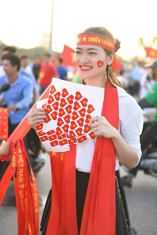 Gái xinh kéo nhau đến SVĐ Mỹ Đình cổ vũ tuyển Việt Nam - 13