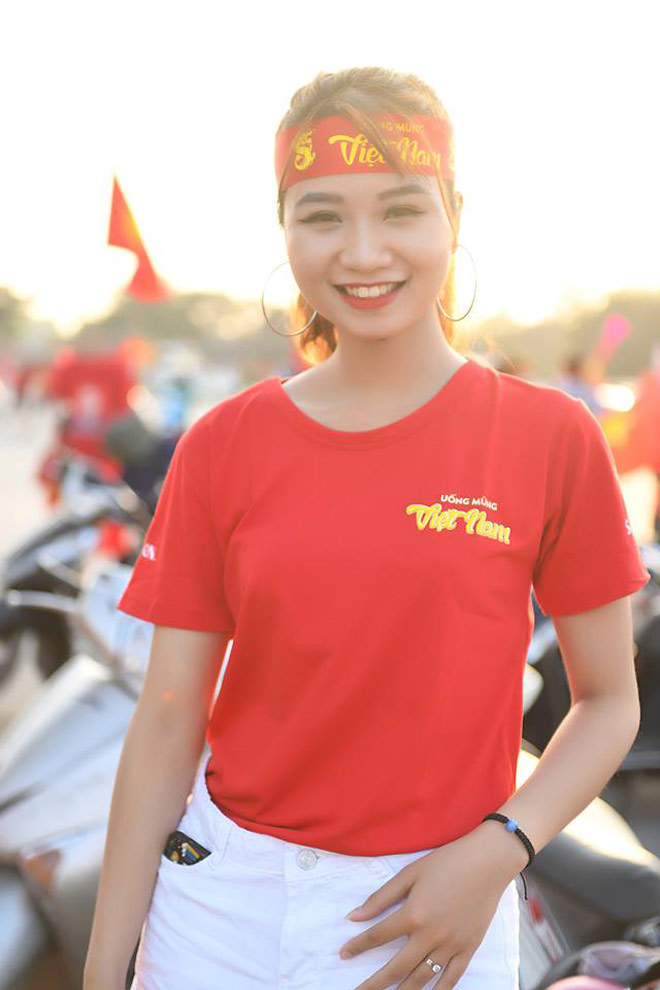Gái xinh kéo nhau đến SVĐ Mỹ Đình cổ vũ tuyển Việt Nam - 2