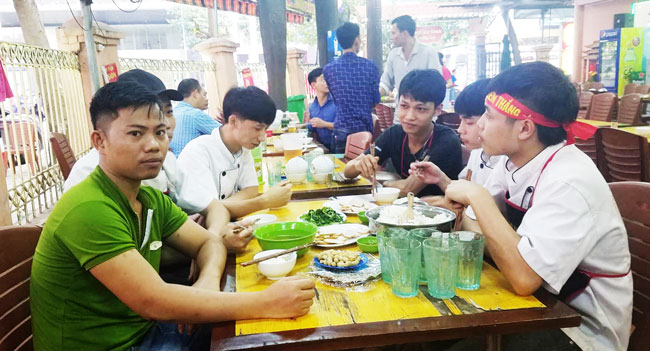 Bán kết lượt về Việt Nam gặp Philippines: Nhà hàng hút trăm triệu/ngày - 4