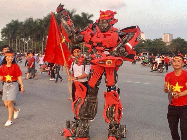 Tin tức trong ngày - Robot khổng lồ, "người đầu rồng" tới Mỹ Đình "tiếp lửa" đội tuyển Việt Nam