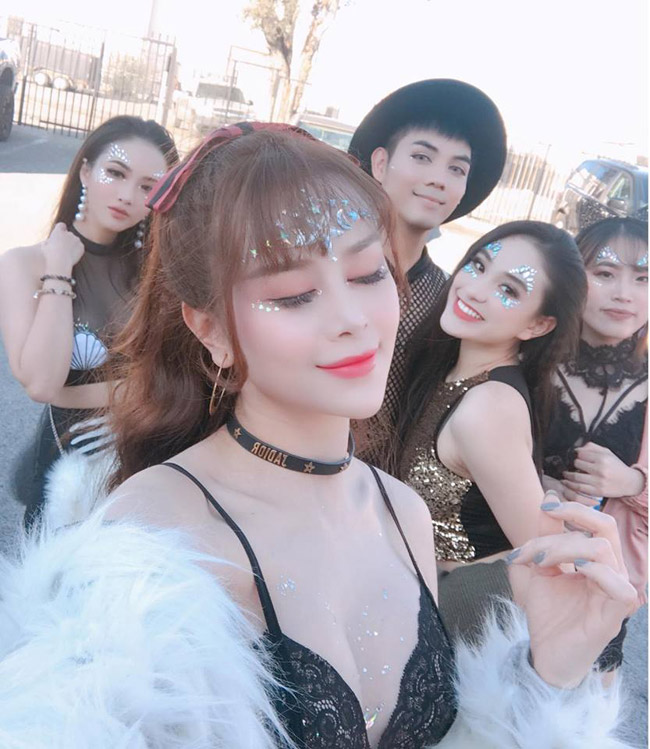 Sella Trương được khán giả biết đến trong vai trò người mẫu ảnh và diễn viên tại TP HCM. Cô từng góp mặt trong các phim truyền hình như &#34;Gọi nắng&#34;, &#34;Xúc xắc mùa thu&#34;... hay phim điện ảnh &#34;Tối nay 8 giờ&#34; của đạo diễn Lê Hoàng trong vai Lụa.&nbsp;