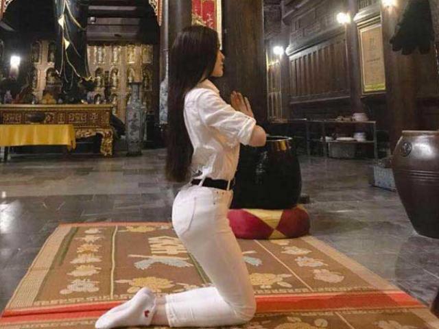 24h HOT: Thư Dung bị chỉ trích vì tạo dáng uốn éo phản cảm trong chùa