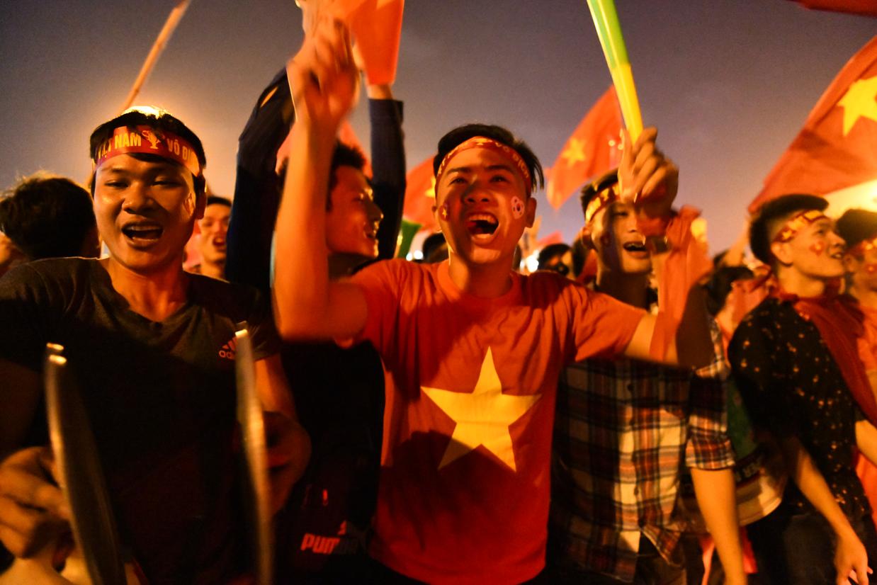 Cổ động viên: “Chúng tôi sướng như phát điên sau khi Quang Hải, Công Phượng ghi bàn” - 2