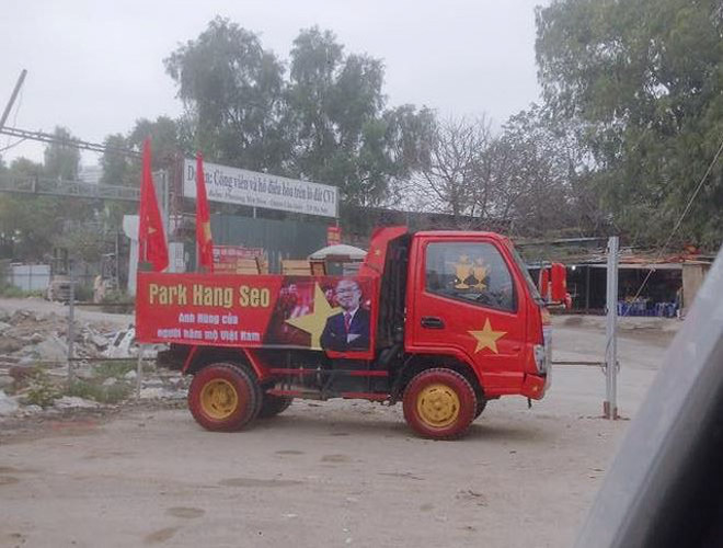 Fan cuồng đội phủ kín xế yêu bằng hình tuyển Việt Nam, mơ vô địch AFF Cup - 15