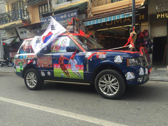 Fan cuồng đội phủ kín xế yêu bằng hình tuyển Việt Nam, mơ vô địch AFF Cup - 1