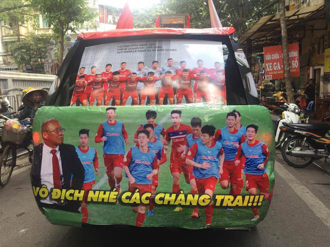 Fan cuồng đội phủ kín xế yêu bằng hình tuyển Việt Nam, mơ vô địch AFF Cup - 2