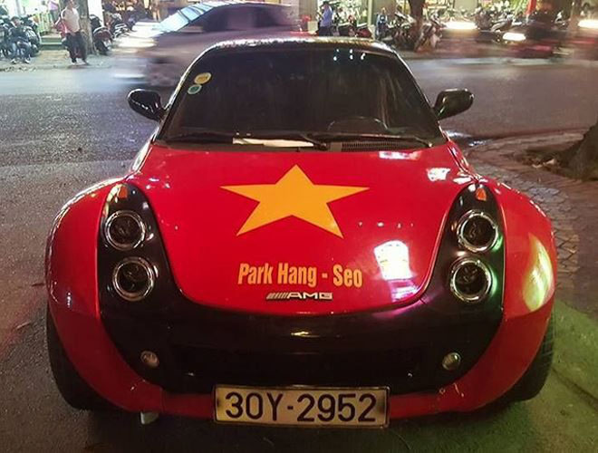 Fan cuồng đội phủ kín xế yêu bằng hình tuyển Việt Nam, mơ vô địch AFF Cup - 10