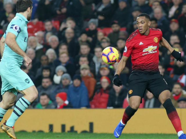 Bóng đá - SAO MU đá phạt hiểm hóc, Martial hưởng lợi "xé lưới" Arsenal