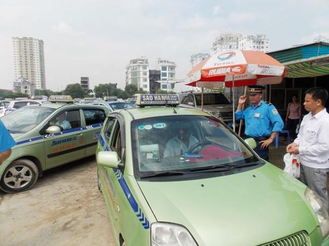 Kinh doanh - Lại tranh cãi việc &quot;quản&quot; Grab, Uber và taxi truyền thống