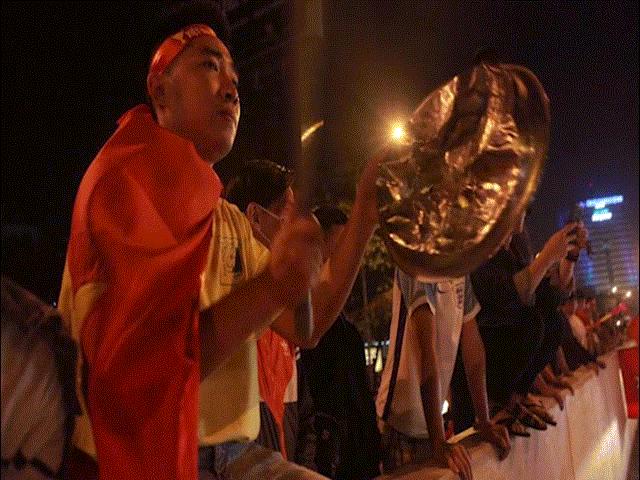 Tin tức trong ngày - Những pha ăn mừng "bá đạo" của CĐV: Đập méo xoong, diễu cả máy cày ra phố