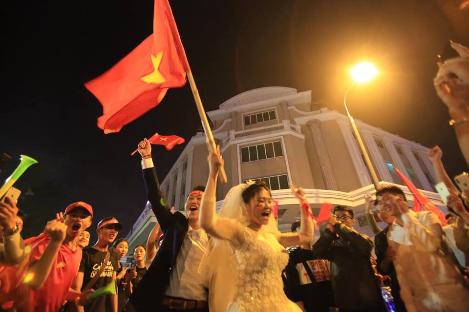Những pha ăn mừng &#34;bá đạo&#34; của CĐV: Đập méo xoong, diễu cả máy cày ra phố - 1