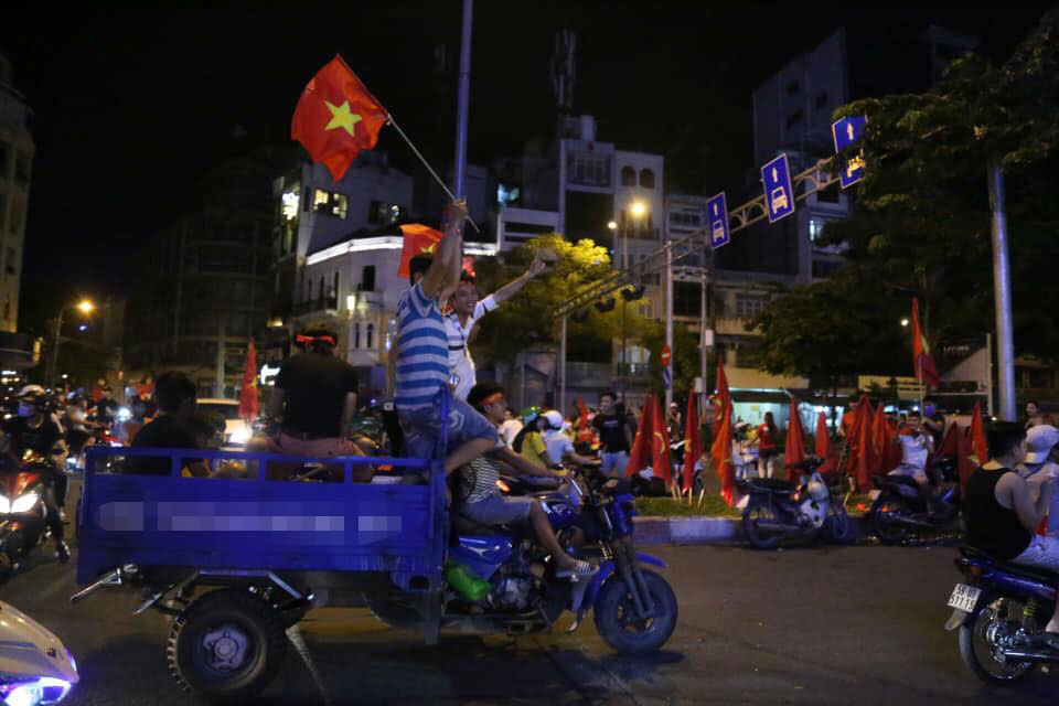 Những pha ăn mừng &#34;bá đạo&#34; của CĐV: Đập méo xoong, diễu cả máy cày ra phố - 4