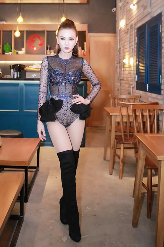 Từ hình tượng ngọt ngào, nhí nhảnh cô đã chuyển sang phong cách sexy, gợi cảm từng cen-ti-mét. Khán giả rất hài lòng với sự lột xác này của Thu Thủy.