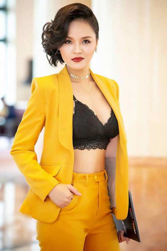 Cô đã khiến khán giả trầm trồ với phong cách sexy khó cưỡng ở thời điểm hiện tại. Sở hữu gương mặt khả ái, body quyến rũ nên việc diện những trang phục sexy có vẻ rất hợp với Thu Quỳnh.