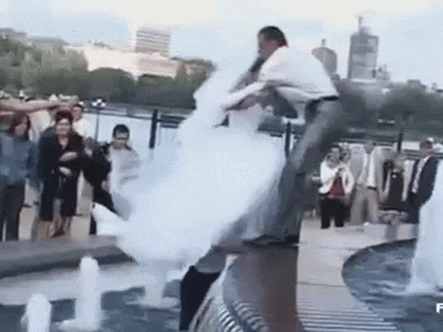 Tranh vui - Sự cố trong đám cưới khiến hai họ "cười ra nước nước mắt"