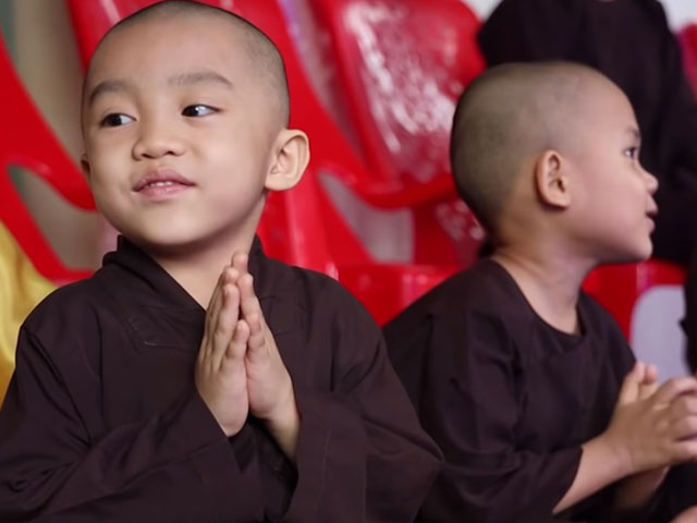 Giải trí - Xót xa hoàn cảnh 5 chú tiểu mồ côi giành 100 triệu của "Thách thức danh hài"