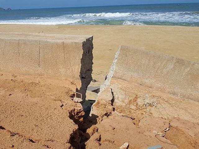 Tin tức trong ngày - Tuyến kè 80 tỷ vừa làm xong đã tan nát: Lỗi tập thể!