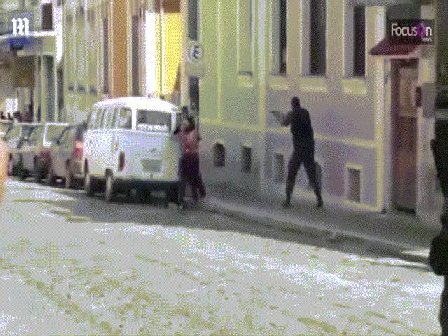 Thế giới - Khoảnh khắc kẻ cướp tiệm kim hoàn, bắt con tin bị cảnh sát bắn gục ở Brazil