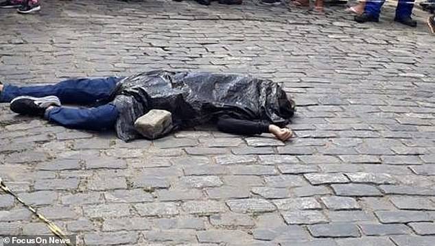 Khoảnh khắc kẻ cướp tiệm kim hoàn, bắt con tin bị cảnh sát bắn gục ở Brazil - 2