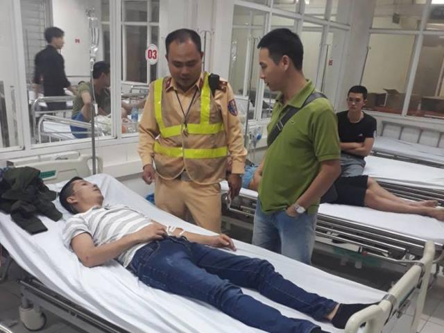 Hà Nội: Đang lái xe trên phố, tài xế hạ kính cầu cứu CSGT
