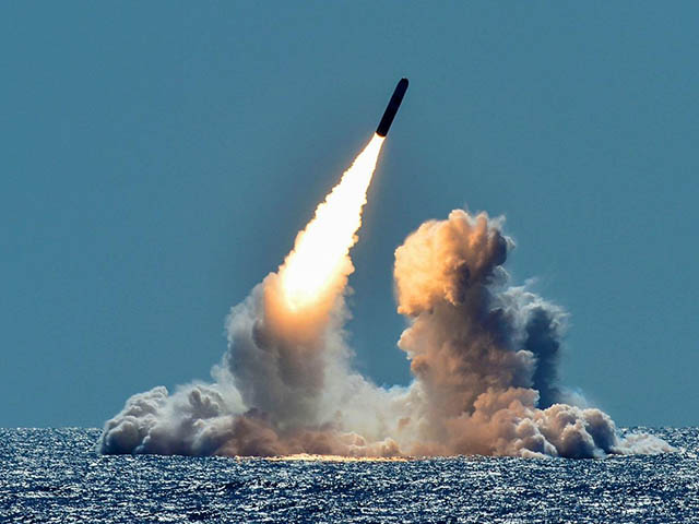 Tàu ngầm hạt nhân Nga phóng thành công tên lửa đạn đạo cực mạnh