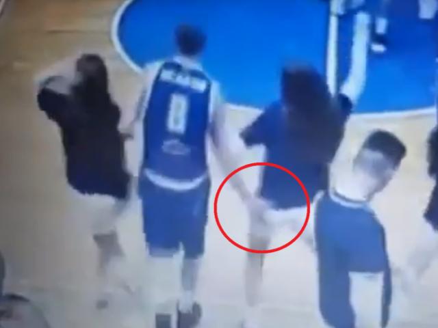 Thể thao - Đội trưởng CLB “làm bậy” người đẹp giữa sân bóng vẫn được bao che