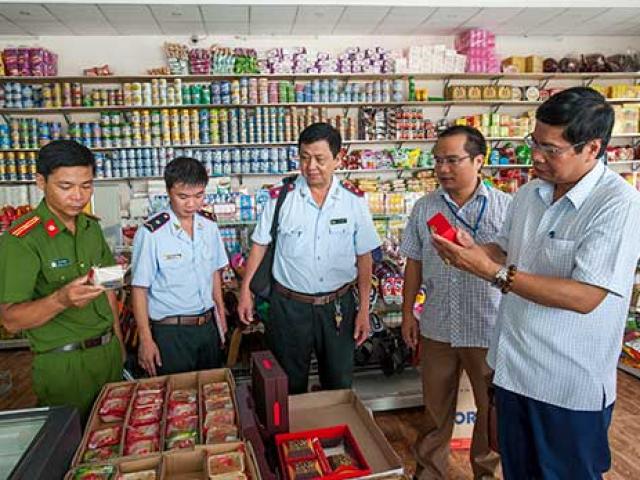 Thị trường - Tiêu dùng - An toàn thực phẩm cuối năm: "Đánh" thẳng túi tiền của người vi phạm