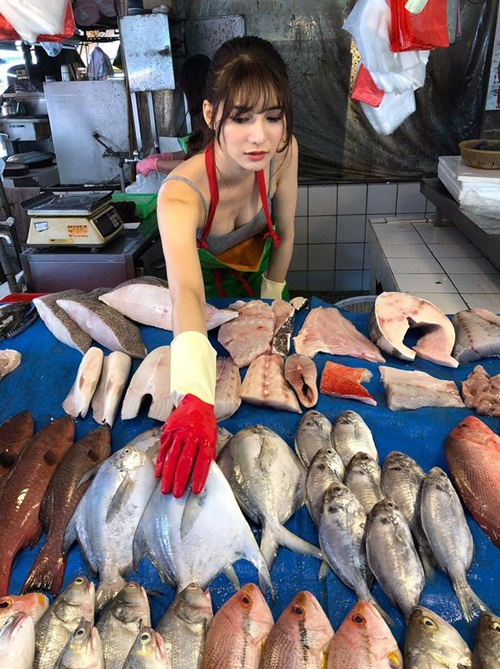 Chỉ bán cá ngoài chợ, gái trẻ cũng nổi tiếng vì quá xinh đẹp - 1
