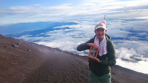 Chân dung chàng trai mồ côi đưa di ảnh ba mẹ đi khắp thế gian - 2