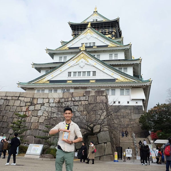 Chân dung chàng trai mồ côi đưa di ảnh ba mẹ đi khắp thế gian - 3