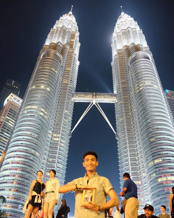 Chân dung chàng trai mồ côi đưa di ảnh ba mẹ đi khắp thế gian - 6