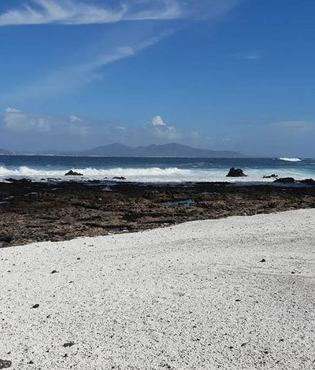 Kỳ lạ bãi biển chứa đầy "bỏng ngô" - 2