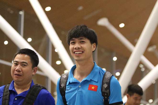 ĐT Việt Nam đã tới Malaysia: Công Phượng rạng rỡ chờ đá chung kết - 10