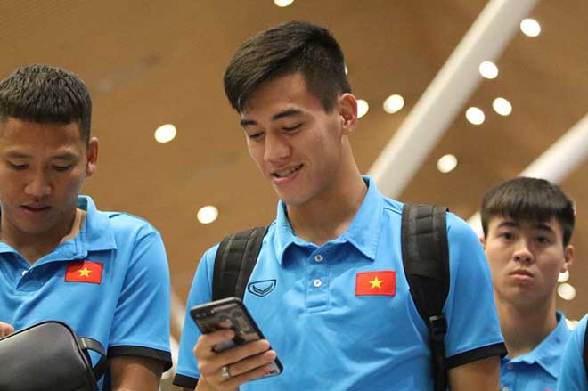 ĐT Việt Nam đã tới Malaysia: Công Phượng rạng rỡ chờ đá chung kết - 11