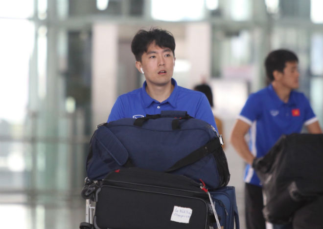 ĐT Việt Nam đã tới Malaysia: Công Phượng rạng rỡ chờ đá chung kết - 10