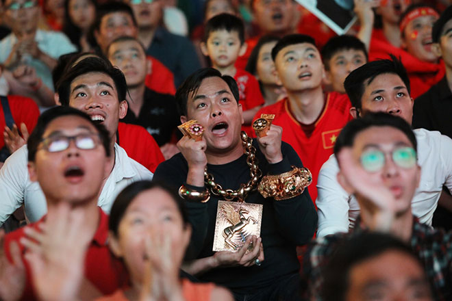 Đại gia Sài Gòn đeo 13kg vàng ra Nguyễn Huệ ngồi xem bóng đá - 1