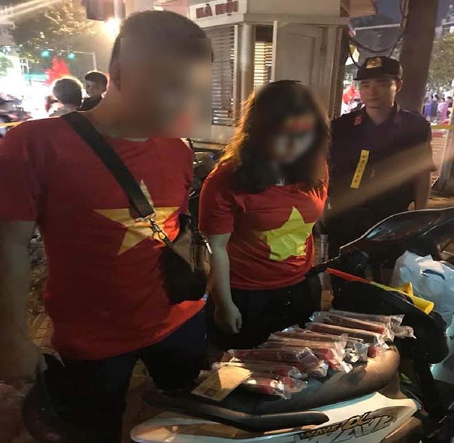 Đôi nam nữ mang cả &#34;kho&#34; pháo ra đường - 1