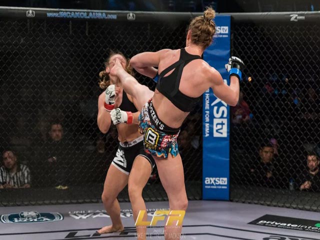 Thể thao - Đỉnh cao UFC: "Nữ quái" tung cước tàn độc, knock-out trong chớp mắt