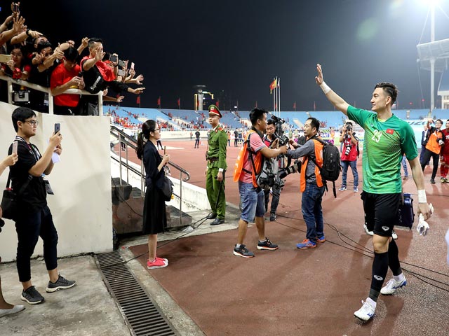 Việt Nam vào chung kết AFF Cup: Bị thủng lưới 2 bàn bán kết, Văn Lâm nói gì?