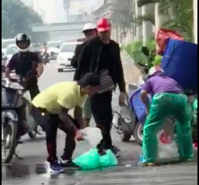 Tuấn Hưng làm điều bất ngờ với người buôn cá trên đường, &#34;gây bão&#34; mạng - 2