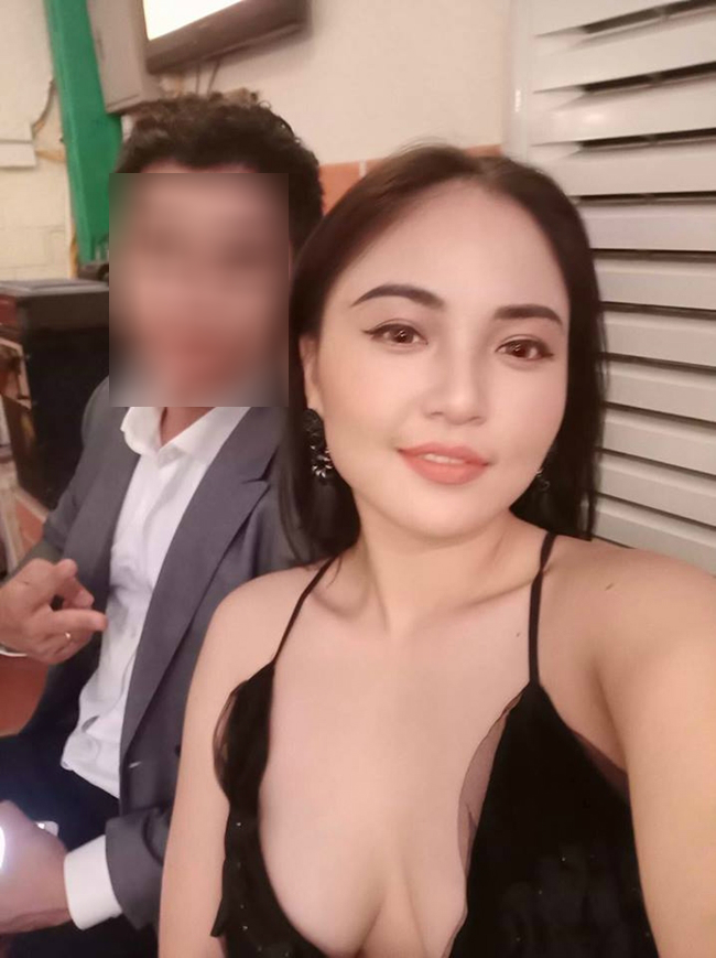Lam Trang sinh năm 1987, kém chồng 10 tuổi. Cô là ca sĩ có cuộc sống kín tiếng. Vợ ba nhạc sĩ Tú Dưa sở hữu gương mặt bầu bĩnh, dễ thương cùng phong cách gợi cảm.