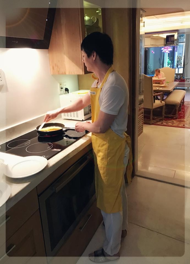 Chân dài họ Phan tiết lộ, ông xã Đức An yêu thích ẩm thực và thường xuyên nấu ăn. Ngoài ra, anh cũng làm toàn bộ việc nhà, giúp vợ chăm sóc con.