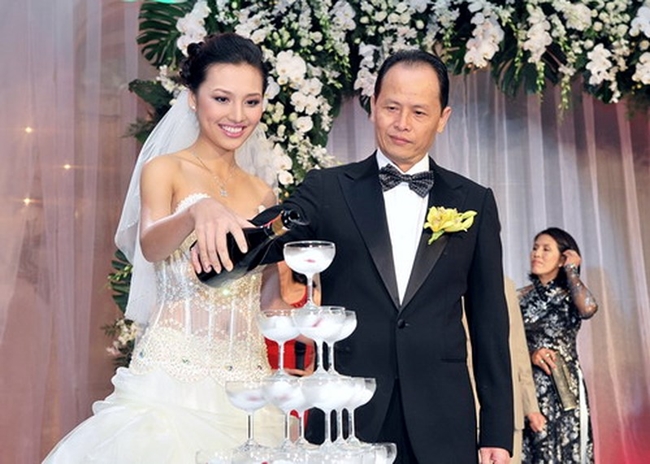Siêu mẫu Huỳnh Thanh Tuyền kết hôn với &#34;ông trùm truyền thông&#34; Nguyễn Quang Minh vào năm 2009 khi đang ở đỉnh cao sự nghiệp. Chân dài 8X là người vợ thứ ba của Nguyễn Quang Minh. Chỉ trong ba năm liên tiếp, Nguyễn Quang Minh đã lập một cú &#34;hat trick&#34; khi cưới 3 đời vợ.