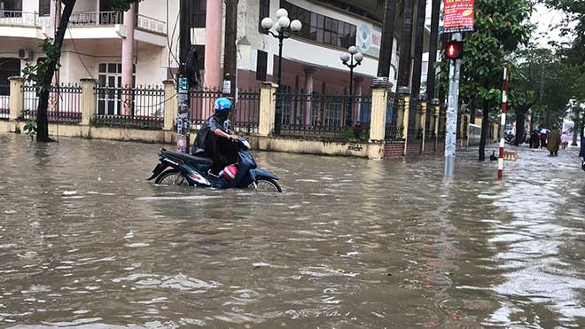 Mưa lớn kéo dài, TP Vinh ngập sâu, xuất hiện hố &#34;tử thần&#34; - 12